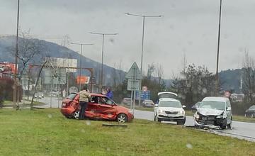 Na Ľavobrežnej ulici v Žiline došlo k dopravnej nehode so zranením, na mieste zasahujú záchranné zložky