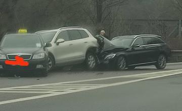 Pred Žilinou sa stala dopravná nehoda troch osobných motorových vozidiel, účastníci sú zranení