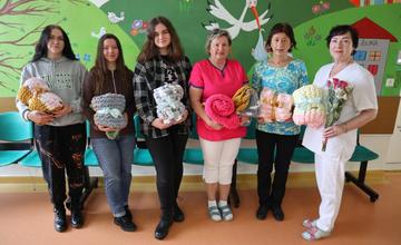 Žiaci a personál strednej školy darovali žilinskej nemocnici jemné deky pre novorodeniatka