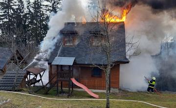 FOTO: Vo Veľkom Rovnom počas víkendu horela chata, ktorú požiar poškodil aj v minulom roku