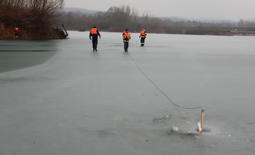 VIDEO: Žilinskí pyrotechnici, vojaci a hasiči výbušninami odstraňovali ľadové bariéry na vodných tokoch