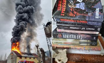 FOTO: Požiar v Budatíne zničil tisícky kníh slovenských autorov, zbierka pre vydavateľstvo Artis Omnis trvá