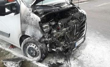 Na Ulici Vysokoškolákov v Žiline nad ránom horela dodávka, poškodený ponúka za informácie finančnú odmenu
