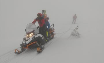 Skialpinista v dôsledku silného nárazového vetra uviazol pod vrcholom Frčkov, pomohli mu horskí záchranári