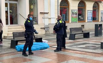 Na Národnej ulici v Žiline našli ležať mŕtveho muža, na mieste sa nachádzajú záchranári aj polícia