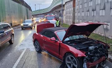 Vodič Fordu Mustang na Mostnej ulici v Žiline nezvládol riadenie, z nehody vyviazol bez zranení