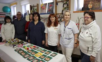 FOTO: V žilinskej nemocnici prebieha predajná veľkonočná výstava výrobkov psychiatrických pacientov