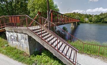 Most pre peších medzi Strečnom a Nezbudskou Lúčkou bude mesiace uzavretý, kompa má premávať častejšie
