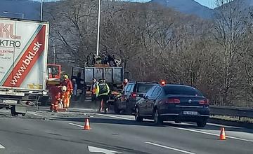 Vodič nákladiaku vyletel z cesty a zranil sa na križovatke v Martine, kde na semafore nefunguje oranžová