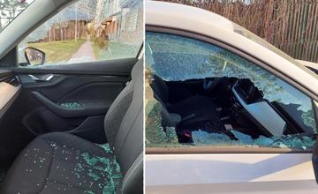 Na Hlinách a Solinkách boli rozbité okná na niekoľkých ďalších vozidlách, vandali škodia v noci