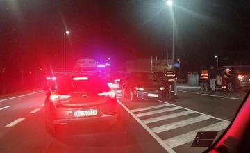 Na frekventovanej ceste I/18 v Žiline sa stala dopravná nehoda troch vozidiel, hasiči hlásia zranenia