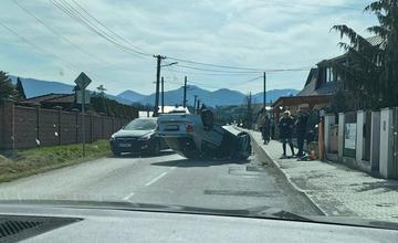 Pri dopravnej nehode v obci Konská sa osobné auto prevrátilo na strechu