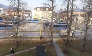 Doprava pri autobusovej stanici v Žiline je obmedzená, dôvodom je poškodená krajnica