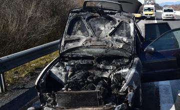 Na liptovskej diaľnici zhorelo auto, mladý vodič mal zákaz viesť motorové vozidlá