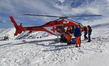 V snahe vyhnúť sa zrážke s lyžiarom si 69-ročný muž v Oščadnici zranil hlavu o skalu. Odviezol ho vrtuľník