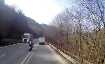 VIDEO: Motorkár pod Strečnom išiel predbiehať cez dvojitú čiaru, v protismere ho skoro nechal deliaci pás