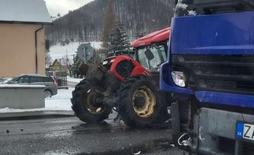 V obci Krivá na Orave sa zrazilo nákladné auto s traktorom, stroj ostal zdeformovaný