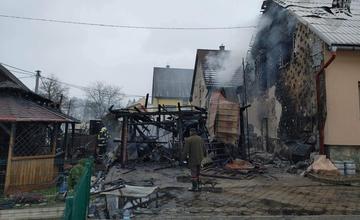 FOTO: Rozsiahly požiar v obci Skalité likvidovalo vyše 30 hasičov, jedna osoba skončila v nemocnici