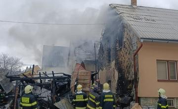 Ľudia vyzbierali vyše 8-tisíc eur pre rodinu z Kysúc, ktorej požiar poškodil dom. Pomôcť môžete aj vy