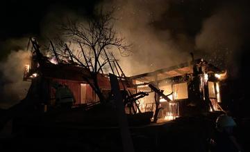 FOTO: V Hruštíne počas noci zhorela hospodárska budova, zasahovali hasiči zo šiestich staníc
