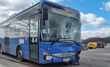 Na križovatke vo Varíne zasahujú hasiči, autobus sa zrazil s osobným vozidlom