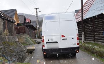 Vodič nákladného vozidla na Orave zrazil pri cúvaní 64-ročnú chodkyňu, zraneniam podľahla