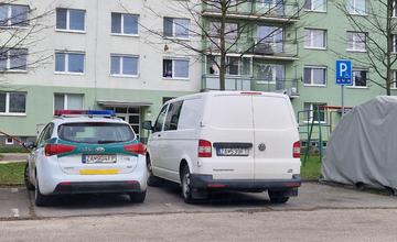 Na Vlčincoch zasahuje polícia aj záchranári, pod oknami paneláka leží nehybné telo ženy