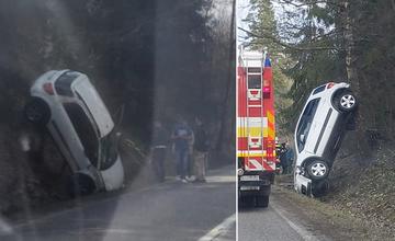 Po dopravnej nehode v Námestove ostalo auto stáť v jarku, na pomoc prišli hasiči