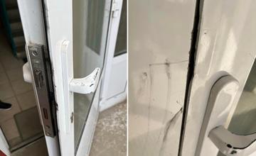V bytovom dome na Solinkách zaznamenali pokus o vlámanie, oba vchody sú poškodené