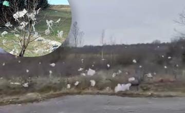 VIDEO: Zo skládky  v Martine odfúklo stovky mikroténových vreciek, ostali zachytené v korunách stromov