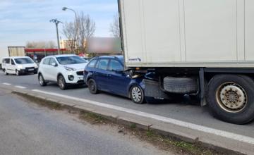 Na križovatke pri Kysuckom Novom Meste sa zrazil kamión s dvomi vozidlami, na mieste zasahuje polícia