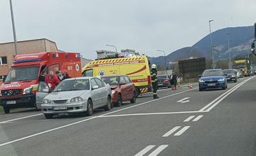 VIDEO: Hasiči zasahujú pri dopravnej nehode so zranením na ceste I/18 v Žiline, tvoria sa kolóny