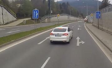 VIDEO: Vodič Boltu predbehol v Strážove nákladiak, aby následne odbočil. Ten musel prudko brzdiť