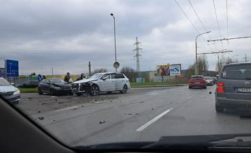 FOTO: V blízkosti kruhového objazdu pri žilinskom Metre sa zrazilo viacero áut, v okolí sa tvoria kolóny