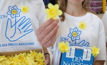 Ulice Slovenska zaplavili žlté kvety, výťažok z Dňa narcisov pomôže aj žilinským onkologickým pacientom 