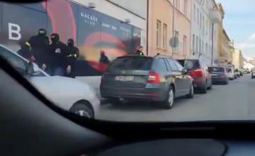 Na ulici Vojtecha Tvrdého v centre Žiliny prebieha policajná razia