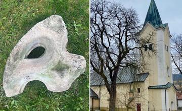 Obyvateľ Brodna našiel na záhrade časť gotického okna z 15. storočia, ktoré môže pochádzať z kostola