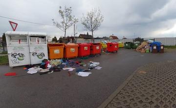 FOTO: Pri kontajneroch v Bytčici leží množstvo oblečenia, kartónov a odpadu. Neporiadok tu nie je novinkou