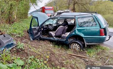 FOTO: Po nehode na ceste do Terchovej boli dve osoby so zraneniami prevezené do nemocnice