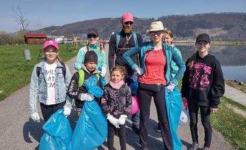Malí aj veľkí dobrovoľníci vyzbierali 40 vriec odpadu z brehov Vodného diela Žilina