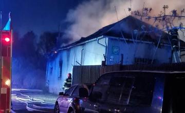 V Martine horela v noci autoopravovňa, pri likvidácii požiaru spojili sily profesionálni a dobrovoľní hasiči
