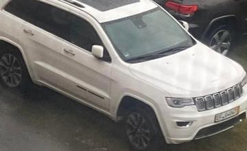 V centre Martina počas noci niekto ukradol biely Jeep. Vlastník auta prosí ľudí o pomoc pri pátraní