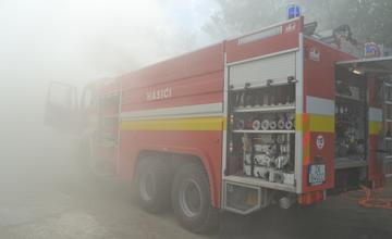 Vo Vraní zasahujú hasiči pri požiari domu, hlavná cesta je neprejazdná