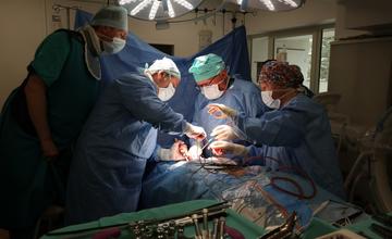 V žilinskej nemocnici zrealizovali náročný zákrok, mladíka z Oravy zachránil pred rizikom ochrnutia