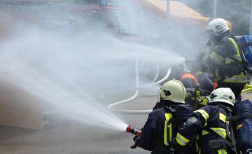 V obci Podvysoká vypukol požiar strechy rodinného domu, na mieste zasahuje 13 hasičov