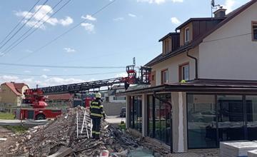 FOTO: Na streche horiaceho domu v Podvysokej našli jednu osobu, škody odhadujú na 50-tisíc eur