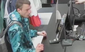 VIDEO: Polícia hľadá muža, ktorý v nákupnom centre v Žiline zaplatil cudzou platobnou kartou