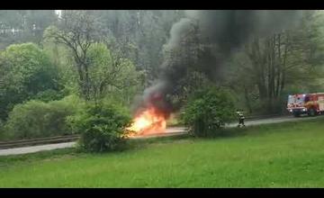 VIDEO: Pri Poluvsí zhorelo osobné auto, premávku počas hasenia zastavili