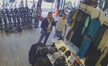 FOTO: Dvaja muži odišli z predajne v Dolnom Kubíne bez zaplatenia. Hľadajú ich majitelia aj polícia