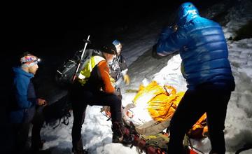 Nočná pátracia akcia v Nízkych Tatrách skončila úspešne, zranený 58-ročný skialpinista je v rukách zdravotníkov